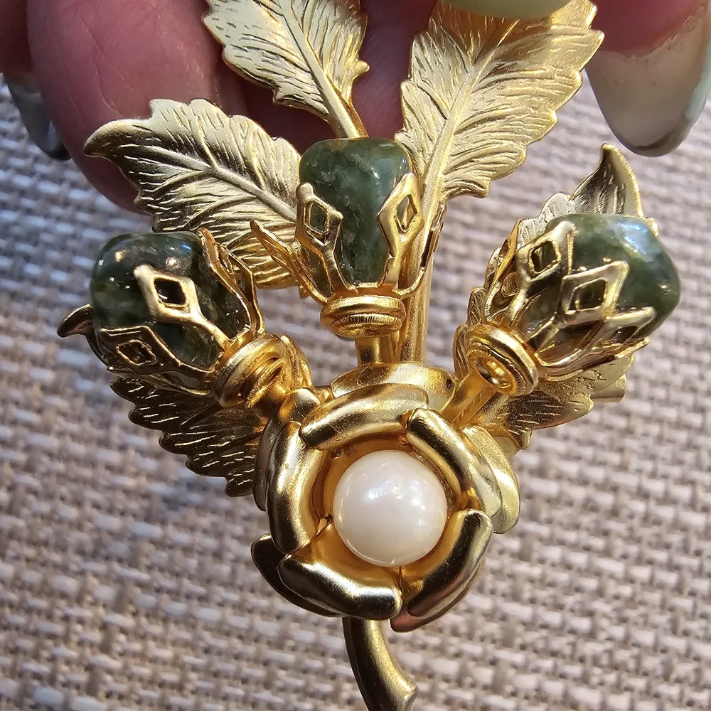 Vintage goldtone rose & leaf brooch w/ faux pearl & natural green stones
